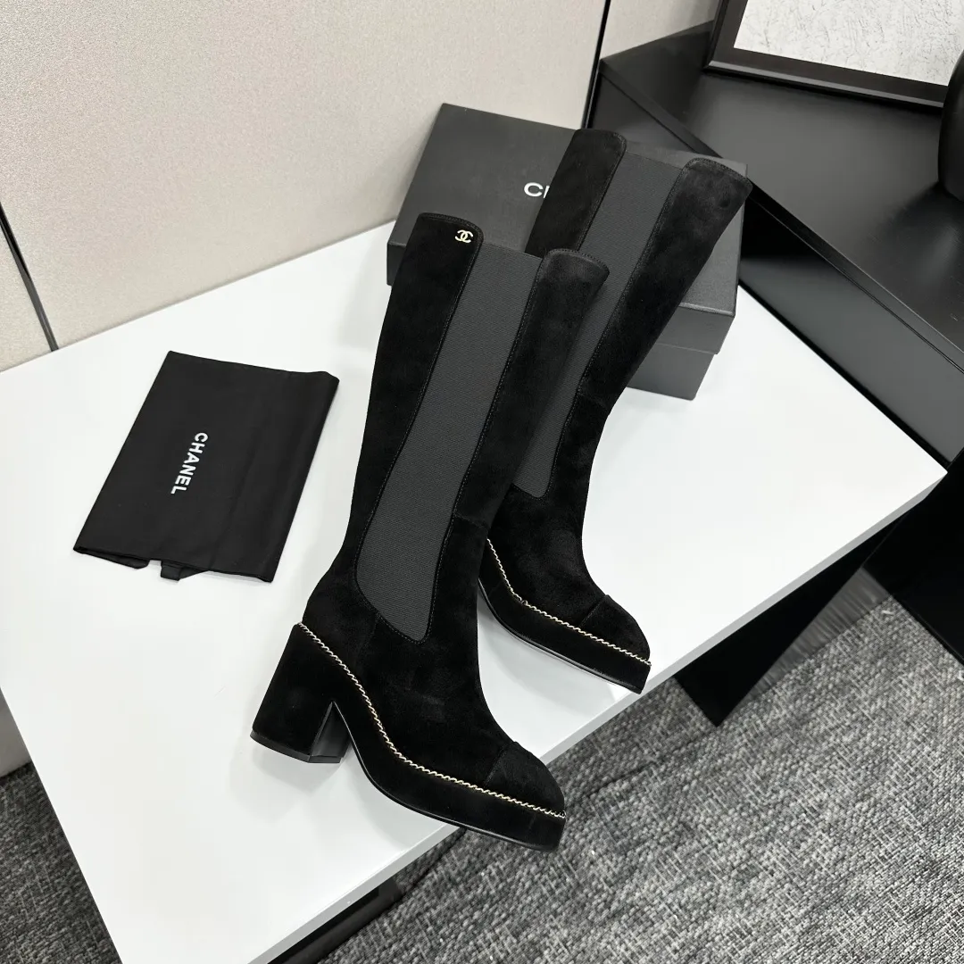👟👟Ex-factory price 960👟👟 CHANEL Xiaoxiang 2024 autumn and winter sheepskin boots high boots knight boots The version is also the basic version of the Martin boots, neat and handsome. The upper is made of cowhide, super soft against the skin, wide and full, handsome and comfortable. The lining is soft water-dyed cowhide. The sole is original rubber outsole. Exclusive top quality 35-39. 40 customized